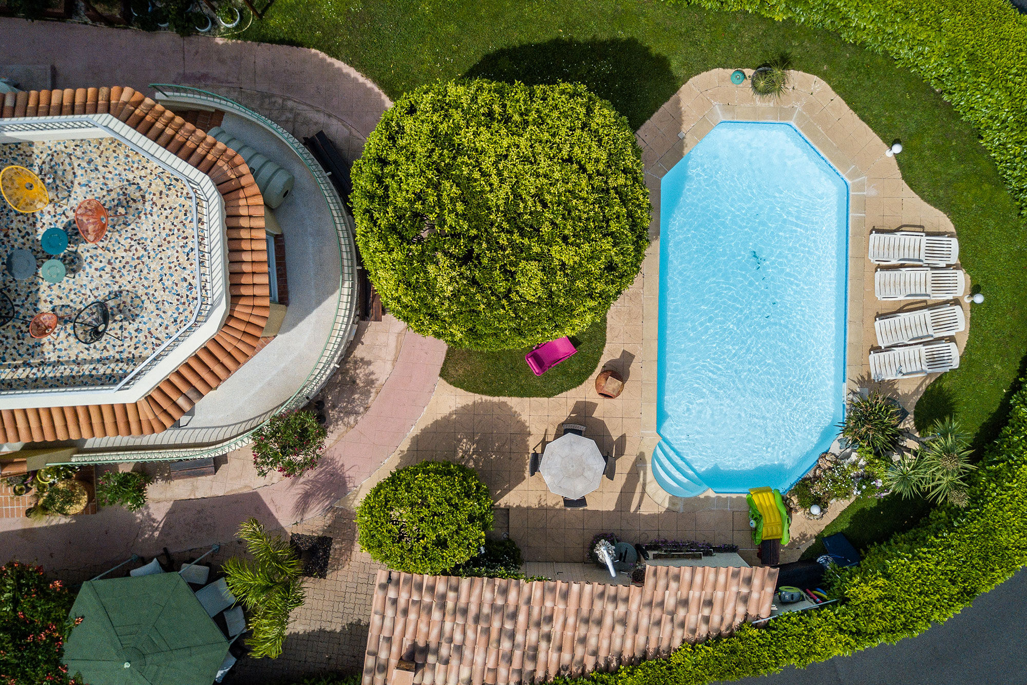 La piscine et le jardin vus du ciel